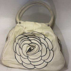 Mellow World white flower purse
